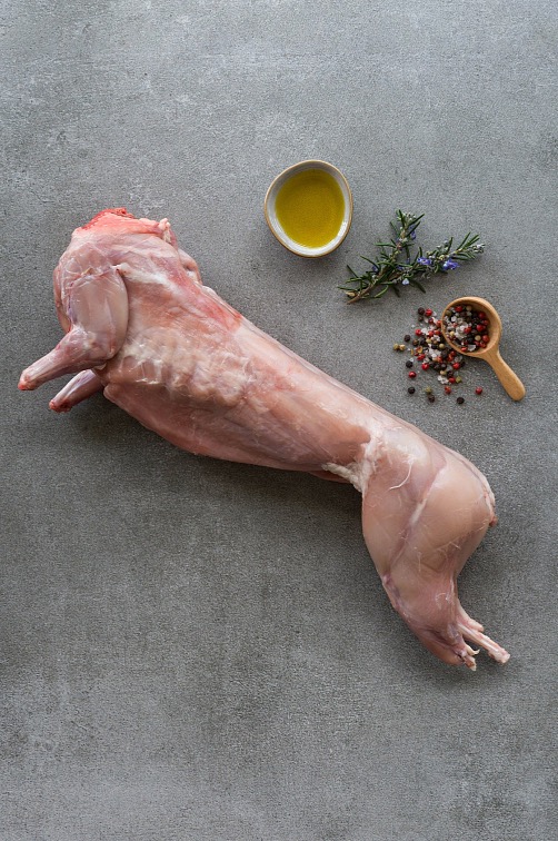 Pečený králík s vepřovým bůčkem