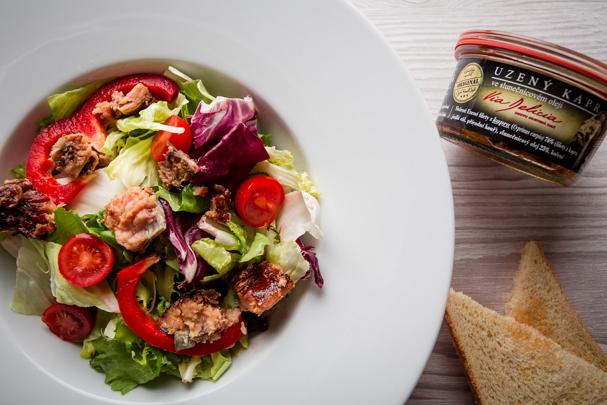 Uzený kapr ve slunečnicovém oleji