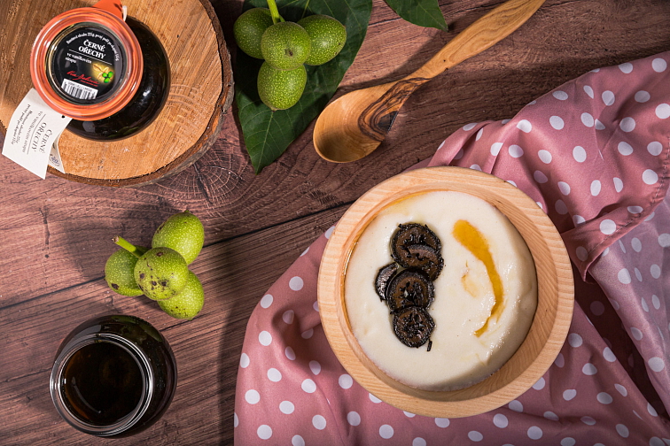 Černé ořechy ve vanilkovém sirupu