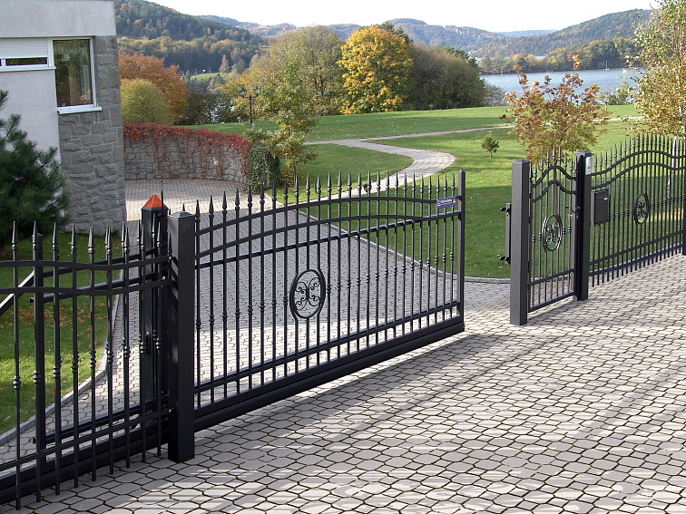 Kovaný plot s ornamenty a bránou – vila