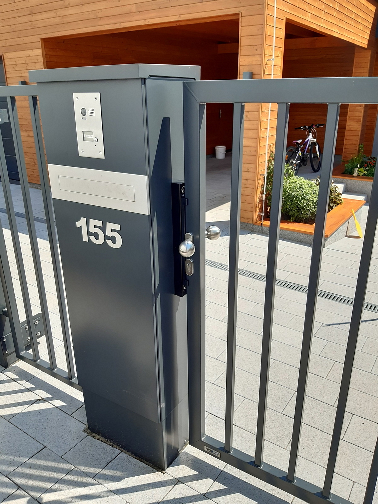 poštovní sloupek pro přijímaní listovní pošty a balíků