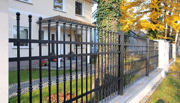 Kovaný plot v černé barvě před rodinným domem – elegantní a bezpečné oplocení na míru