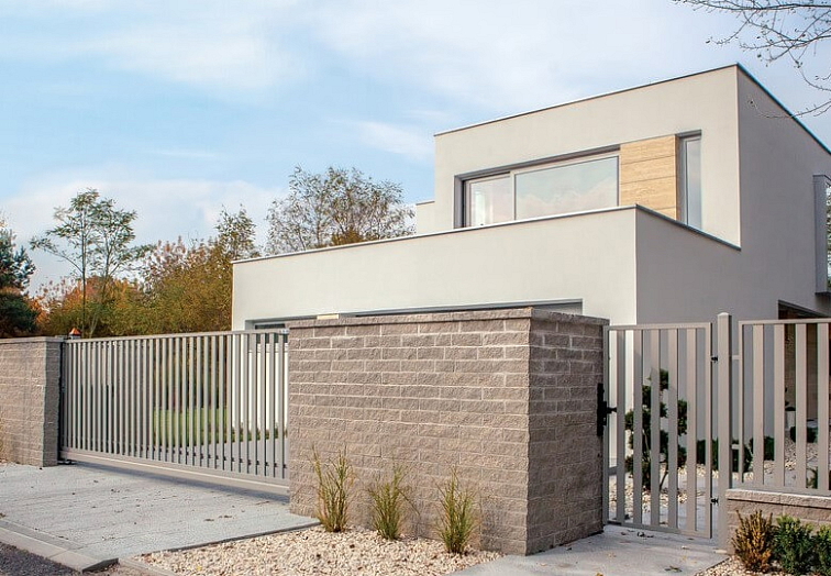 Kovový plot se svislými tyčemi – jednoduchý a funkční design