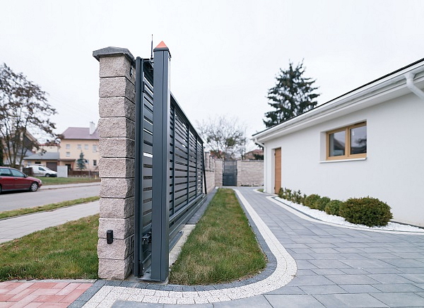 Samonosná hliníková brána HN 01, rozměr na míru (šířka 2400 - 5500 mm, výška 1000 - 2000 mm), šedá RAL 7030 matná