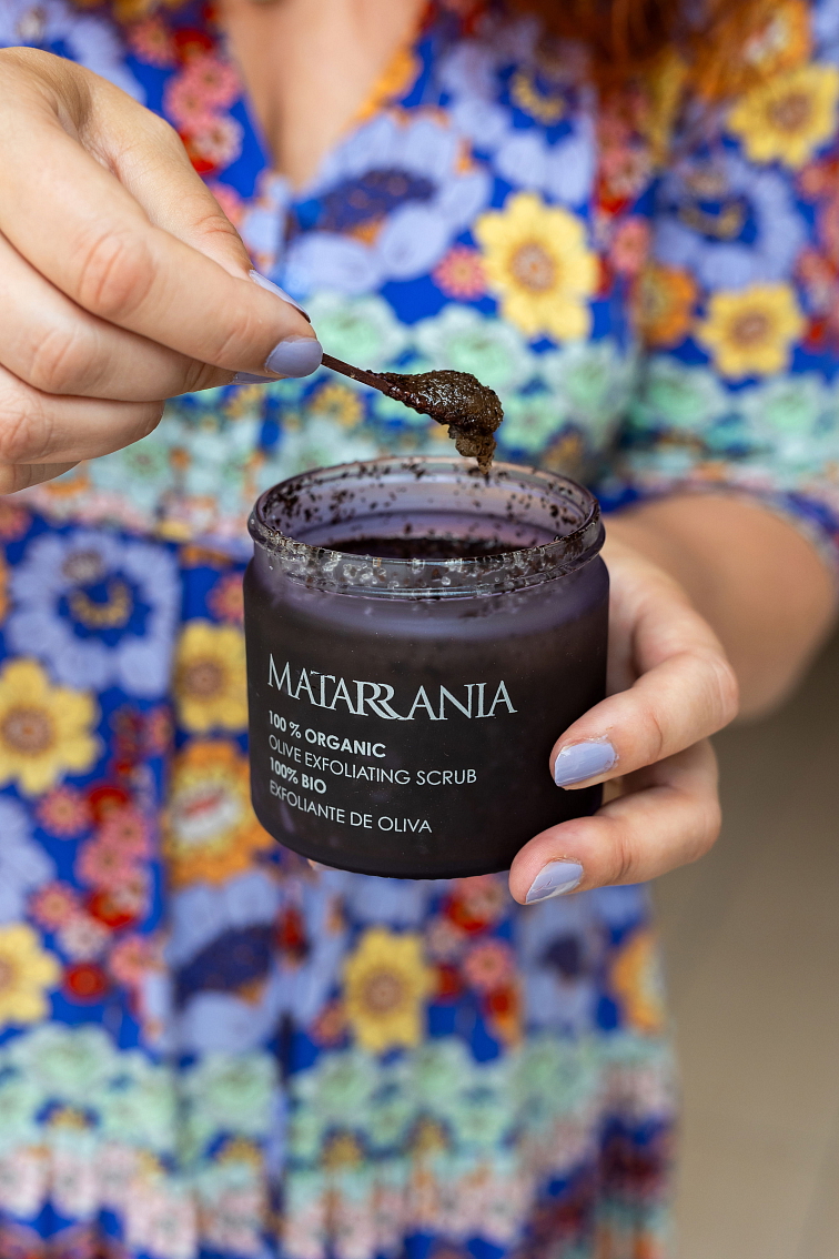 <img src="URL_OBRÁZKU" alt="Matarrania Organic Olive Scrub – 100 % BIO peeling pro obličej i tělo, 250 ml">