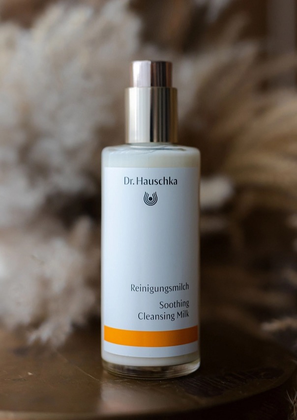 <img src="URL_OBRÁZKU" alt="Dr. Hauschka Soothing Cleansing Milk – jemné čisticí pleťové mléko pro citlivou pleť, 145 ml">