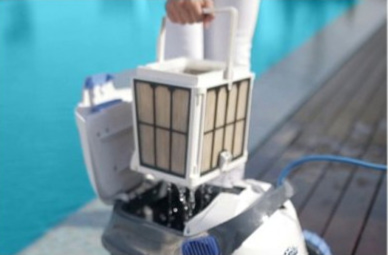 Bazénový vysavač Dolphin S200 (Čistí dno, stěny i vodní linii)