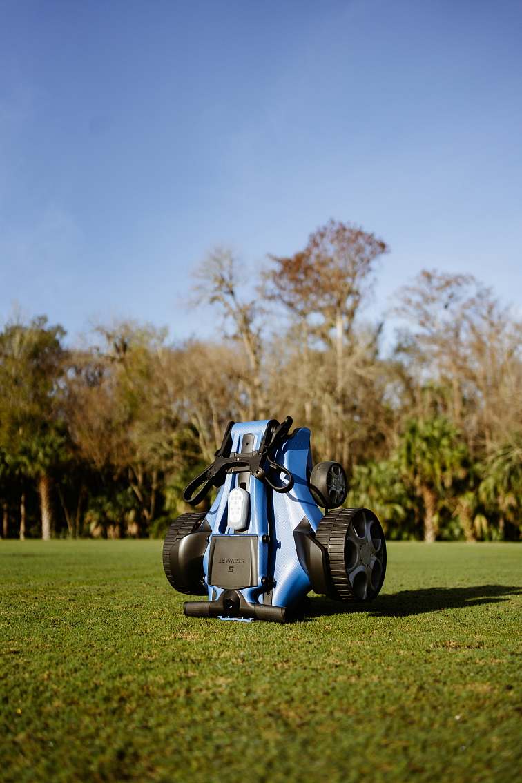 Wózek golfowy elektryczny Stewart Q Follow Carbon w kolorze niebieskim