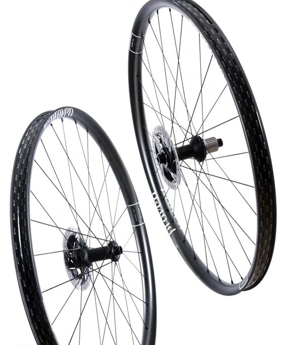 Zapletená kola HUNT Proven Carbon Race XC