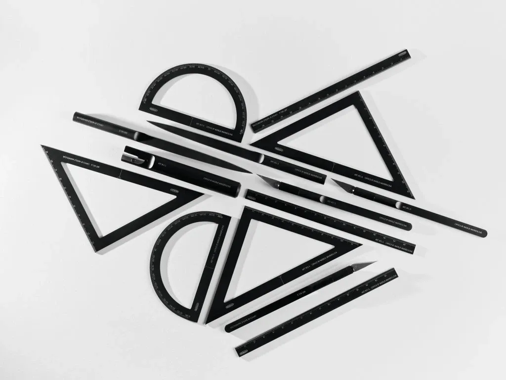 Pořiďte si na váš psací stůl vítěze Designbloku 2024 . kolekci OFFICE od značky MIKOV