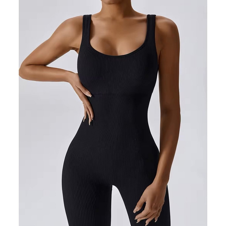 Čierny vrúbkovaný overal