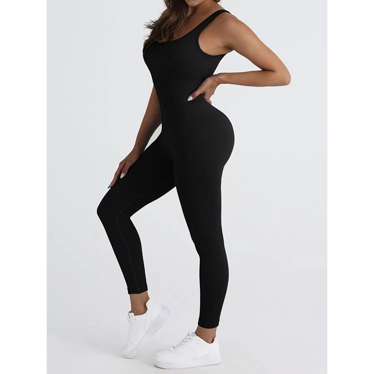 Čierny vrúbkovaný overal