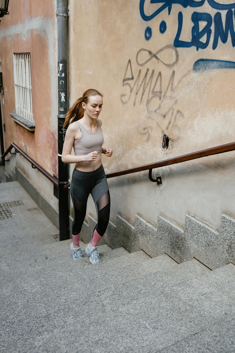 Legíny a šport: Ktorý strih je najlepší na jogu, beh a silový tréning? kľúčové slová: legíny na jogu, legíny na beh, fitness legíny