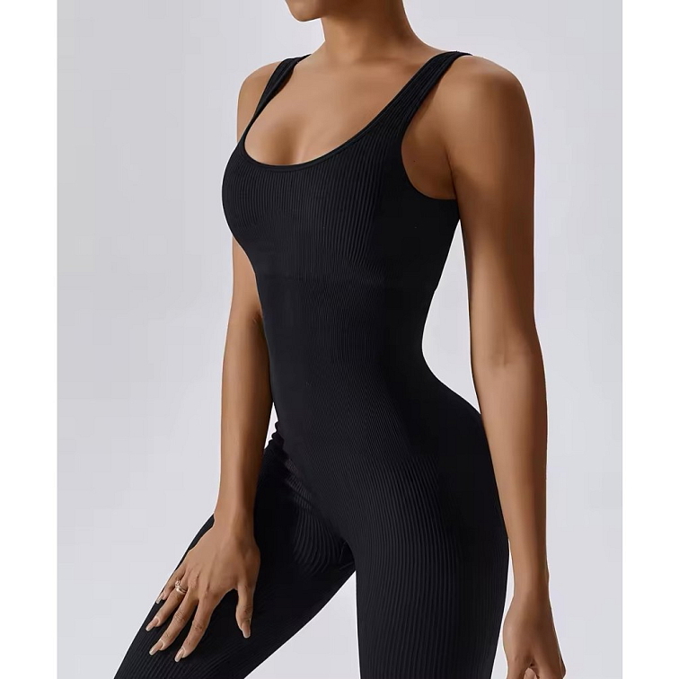 Čierny vrúbkovaný overal