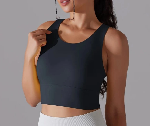 Čo by nemalo chýbať v ženskom fitness šatníku základné kúsky športového oblečenia, must-have fitness oblečenie, športové topy a podprsenky