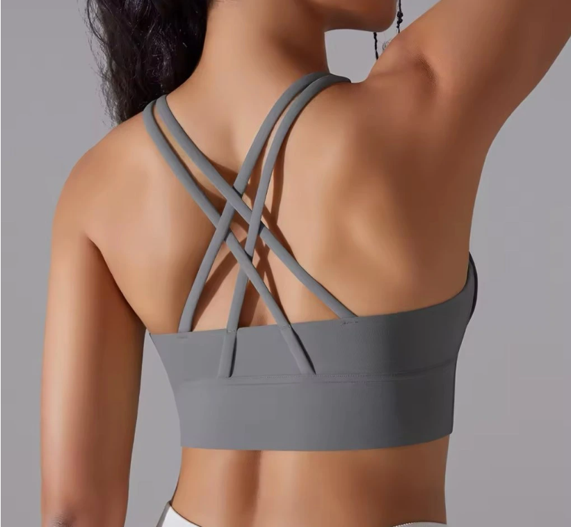 Čo by nemalo chýbať v ženskom fitness šatníku základné kúsky športového oblečenia, must-have fitness oblečenie, športové topy a podprsenky