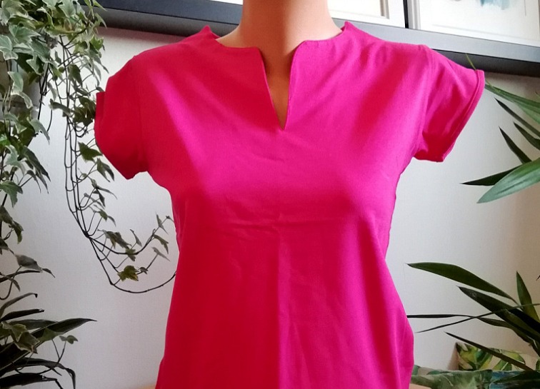 Dámské tričko s vykrojeným výstřihem - sytě růžové