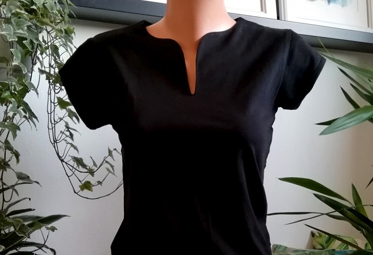 Dámské tričko s vykrojeným výstřihem - černé