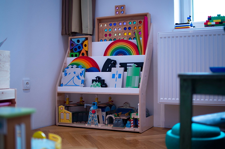 Dětská dřevěná montessori knihovna