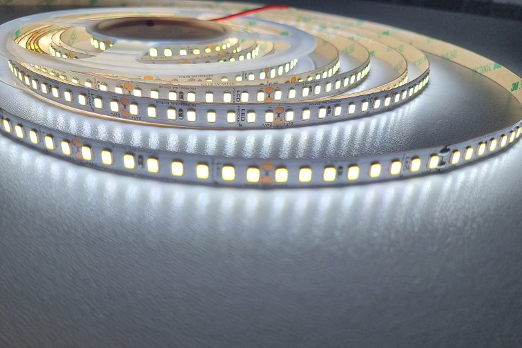 PROFI LED pásik 160LED/m SMD2835 14,4W/m studená biela IP20 24V - vysokosvietivý
