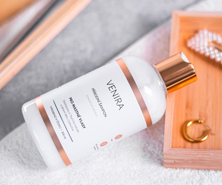 Mastné vlasy v pubertě: Proč se to děje a co s tím?