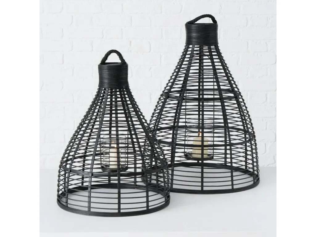 Letný raj v záhrade so záhradnými dekoráciami z dreva