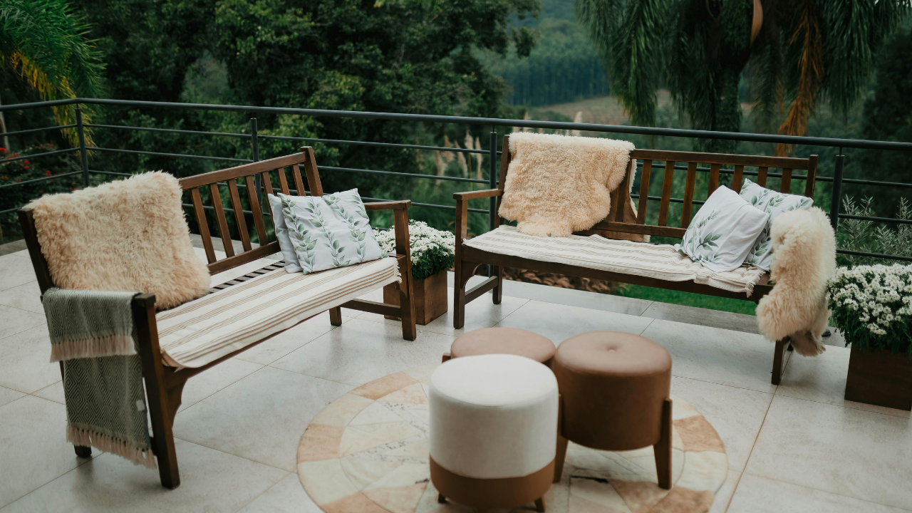 Ako vybrať drevené dekorácie do záhrady a nábytok v rustikálnom štýle?