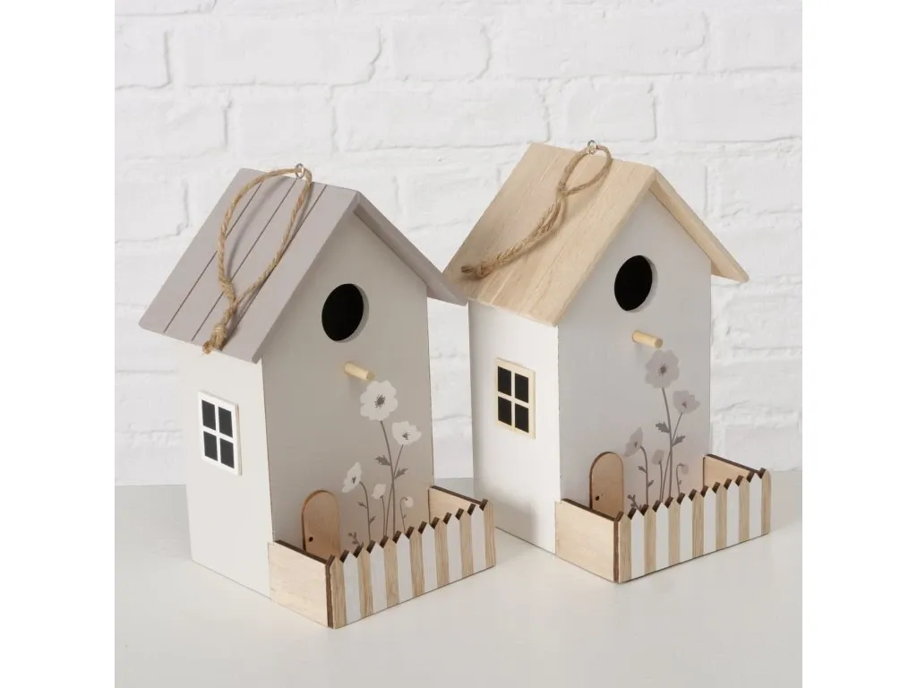 Letný raj v záhrade so záhradnými dekoráciami z dreva