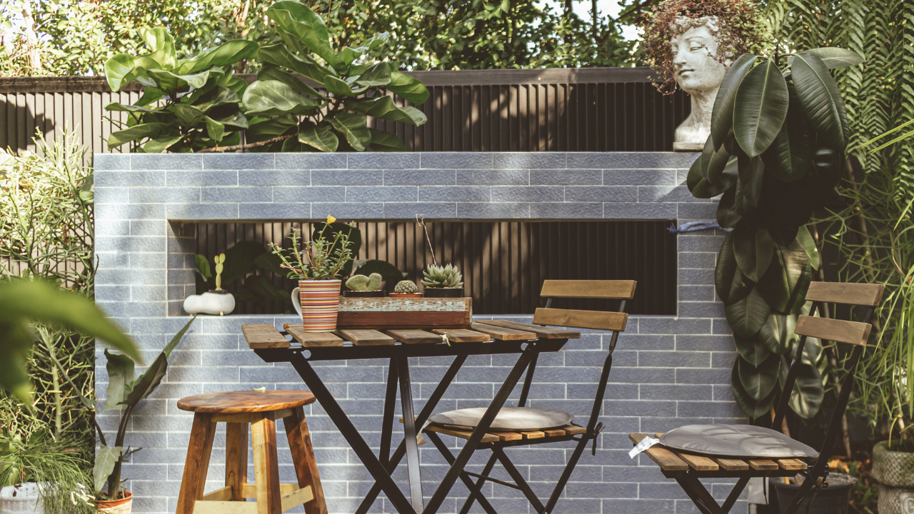 Ako vybrať drevené dekorácie do záhrady a nábytok v rustikálnom štýle?