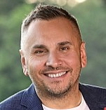 Letný raj v záhrade so záhradnými dekoráciami z dreva