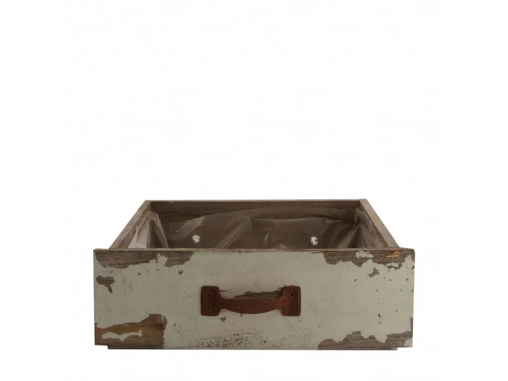 Letný raj v záhrade so záhradnými dekoráciami z dreva