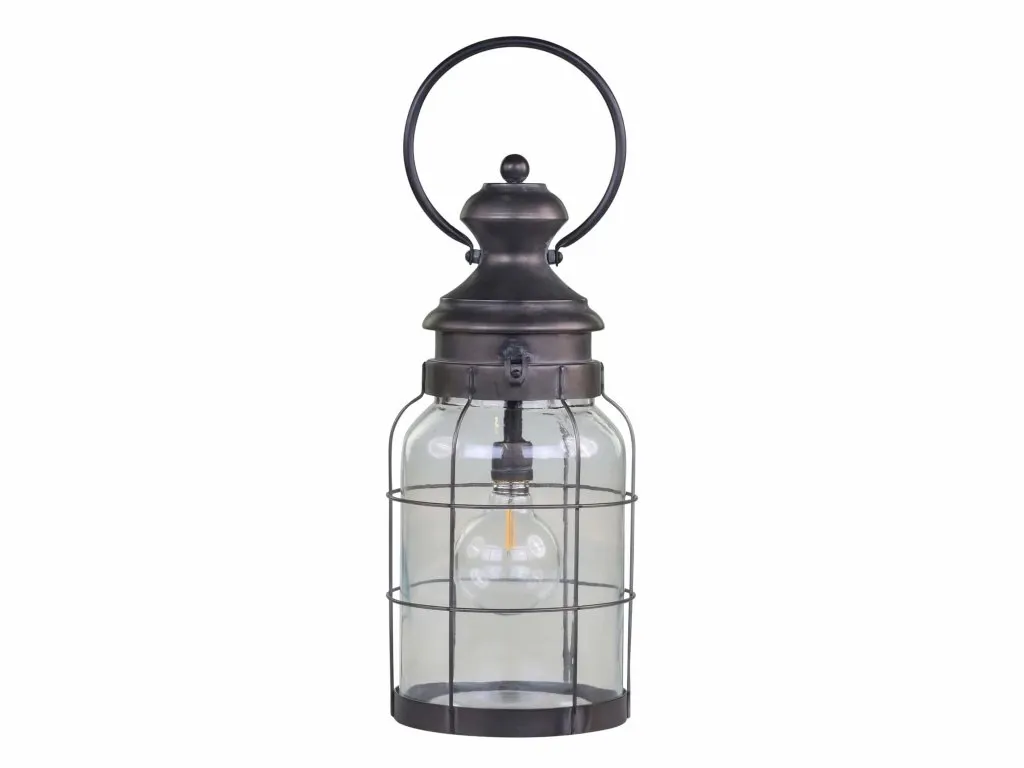 Lucerna, svietnik a lampáše na terasu. Ako ich štýlovo skombinovať?