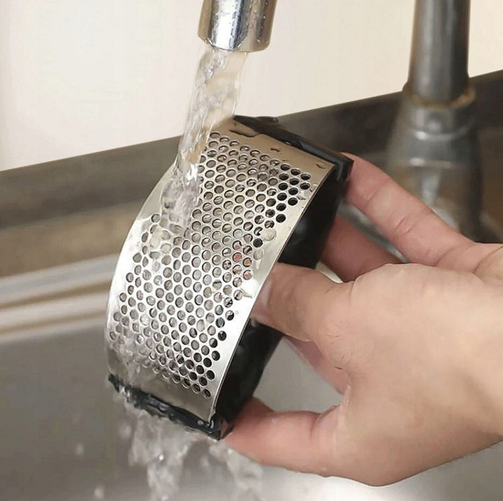 Praktický lis na česnek