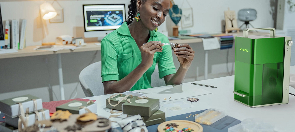 xTool F1 - Nejrychlejši přenosný Infračervený 1064nm + Modrý 455nm gravírovací laser