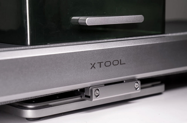 xTool F1 Ultra conveyor - dopravník