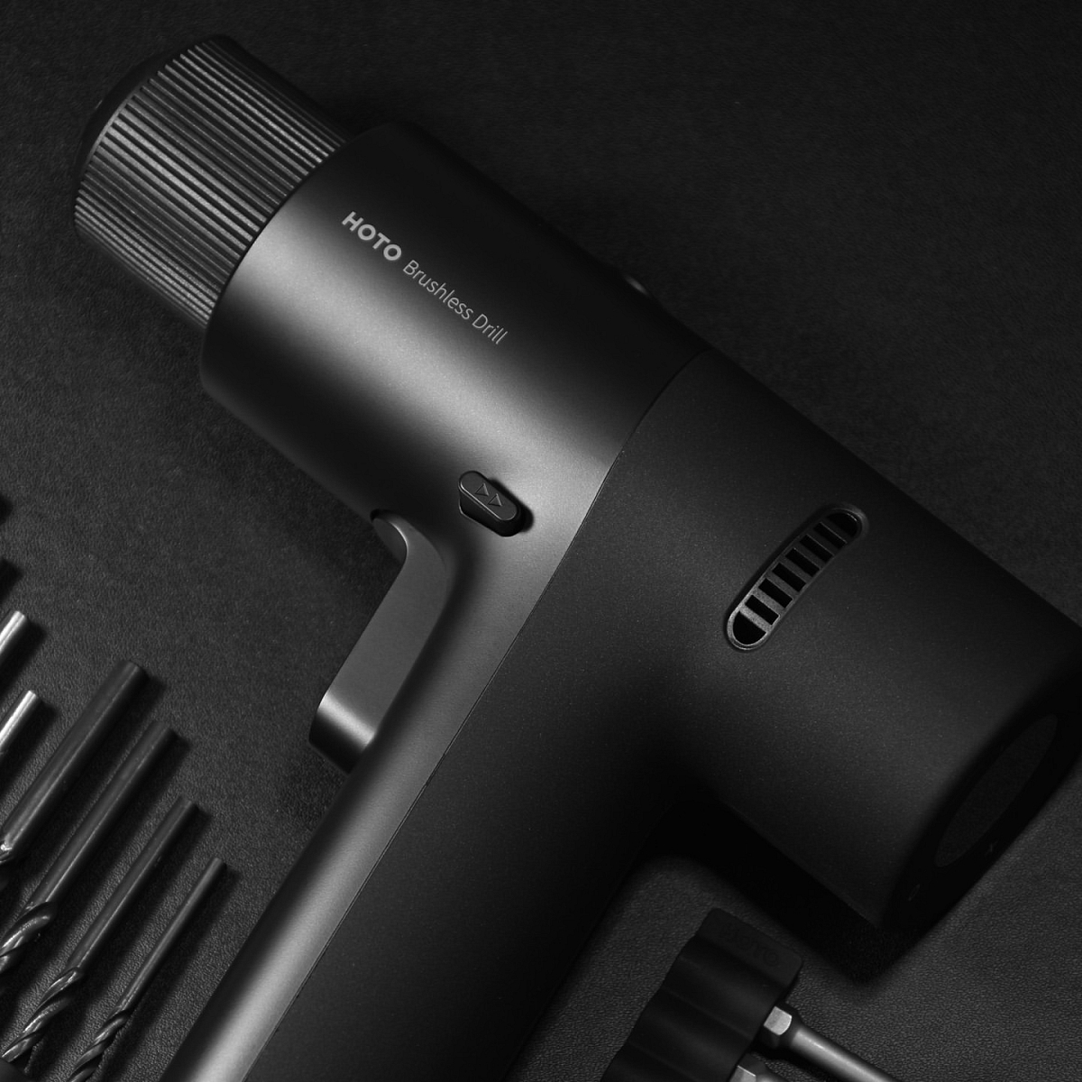 Akumulátorová bezuhlíková vrtačka 12 V + Sada ručního nářadí HOTO Tools