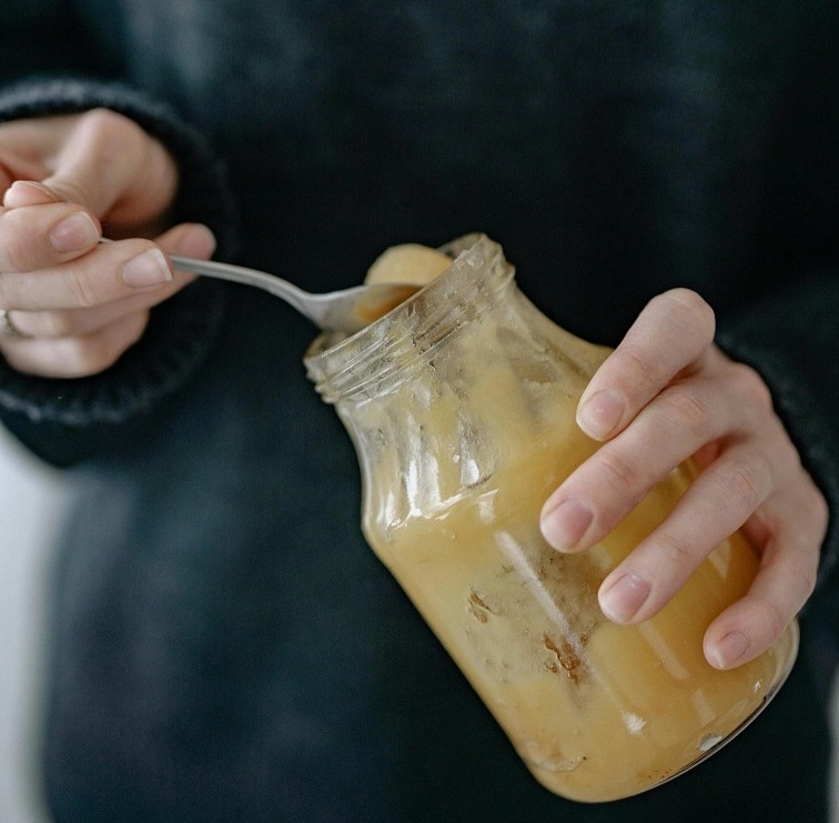 Med květový pastovaný 900g