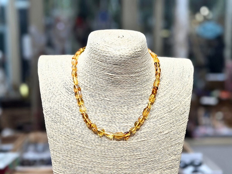 Jantar - náhrdelník; medový; 44cm