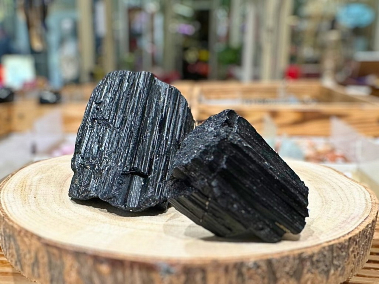 Turmalín - surový kámen; 35-50mm