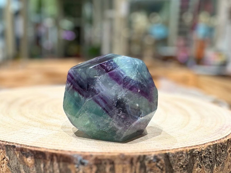 Fluorit - jumbo tromlovaný kámen; 55-60mm