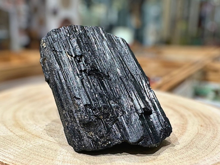 Turmalín - surový kámen; 60-70mm