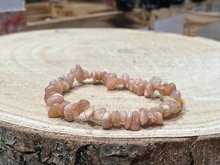 Měsíční kámen hnědý - náramek; 6-8mm - sekaný