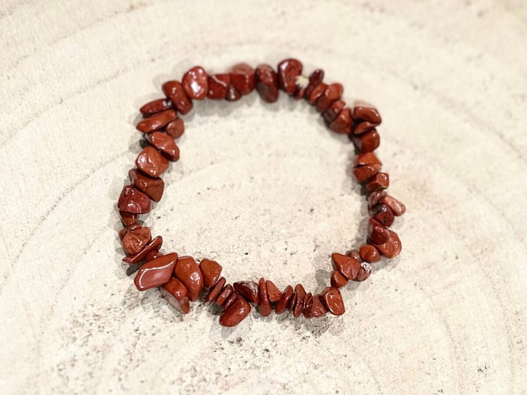 Jaspis červený - náramek; 5-10mm - sekaný