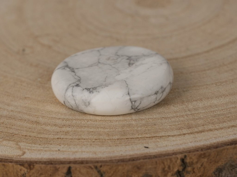 Magnezit - placka tromlovaný kámen; 35-40mm