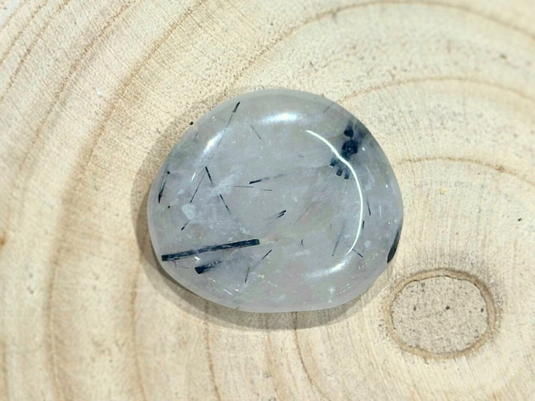 Křišťál s turmalínem - placka tromlovaný kámen; 30-40mm