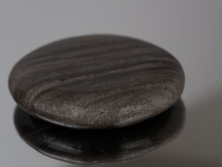 Obsidián stříbrný - placka tromlovaný kámen; 40-45mm