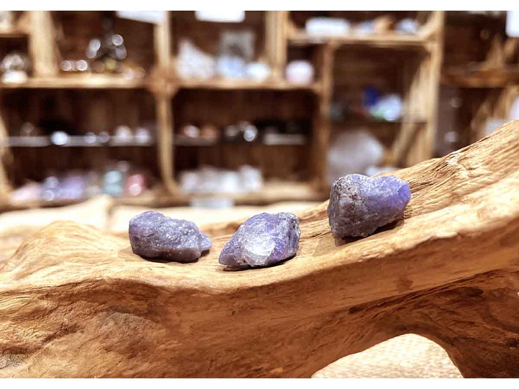 Tanzanit - surový kámen; 15-20mm