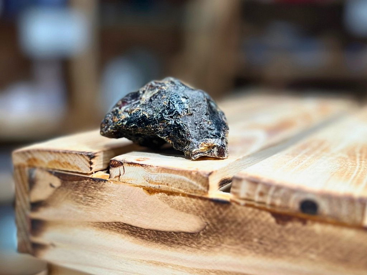 Jantar - surový kámen; 70-75mm