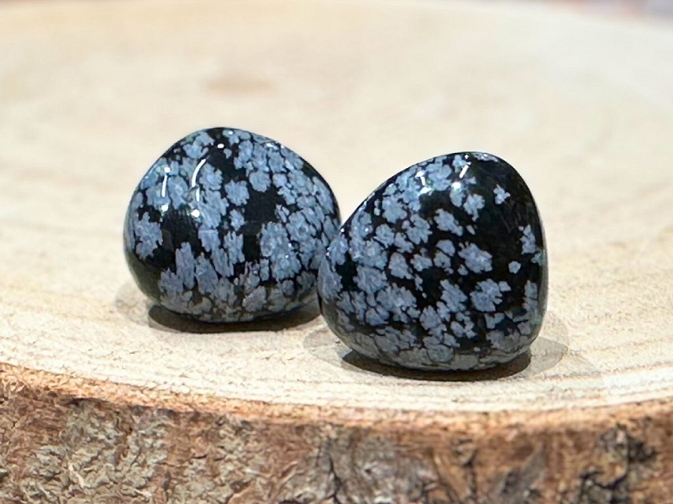 Obsidián vločkový - tromlovaný kámen; 25-30mm