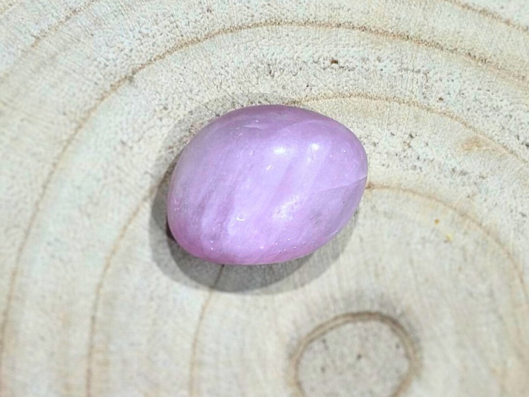 Kunzit - tromlovaný kámen; 25-30mm